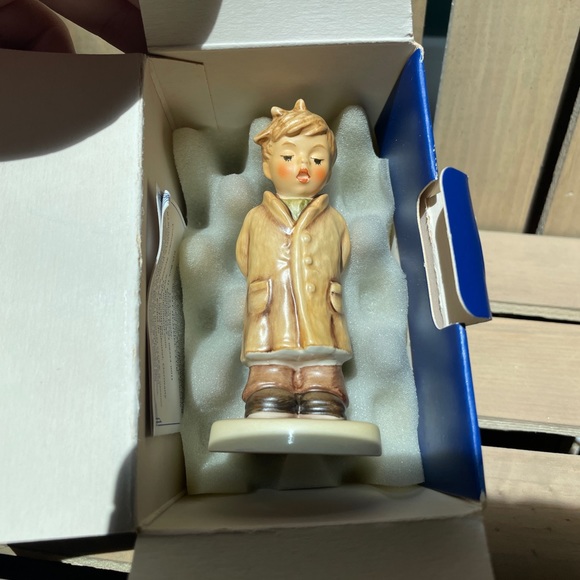 M.J. Hummel “Too Shy to Sing” Hummel 845 , 2002 , 4 Inch - Picture 4 of 5